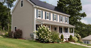 Panneaux solaires sur le toit d'une maison blanche