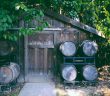 Une cabane de ajrdin avec des tonneaux